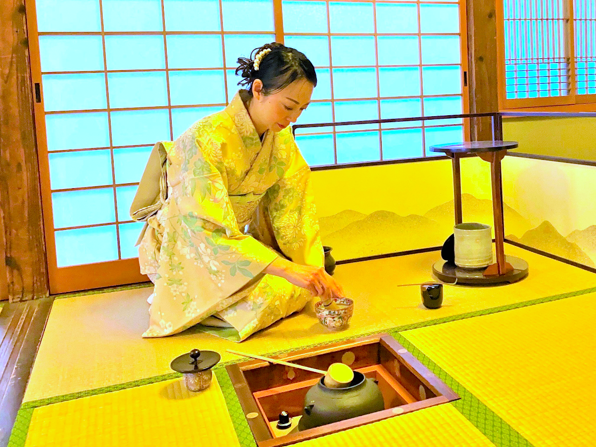 【NEW】A perfect experience of Japanese culture: At an Antique Shop, Tea Ceremony and Japanese Sweets Forming Experience